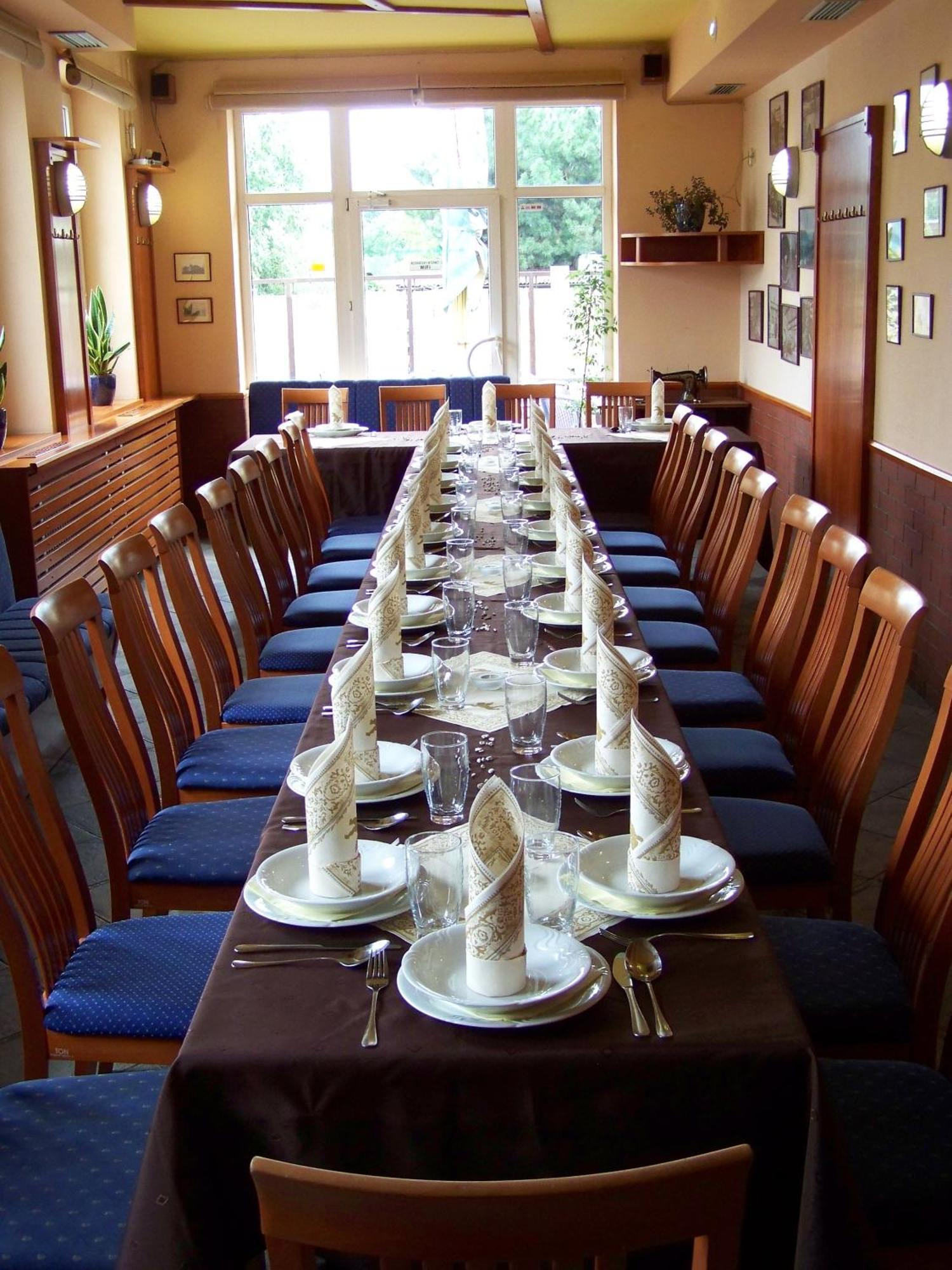 Restaurace A Penzion Garnet Olomouc Exterior foto