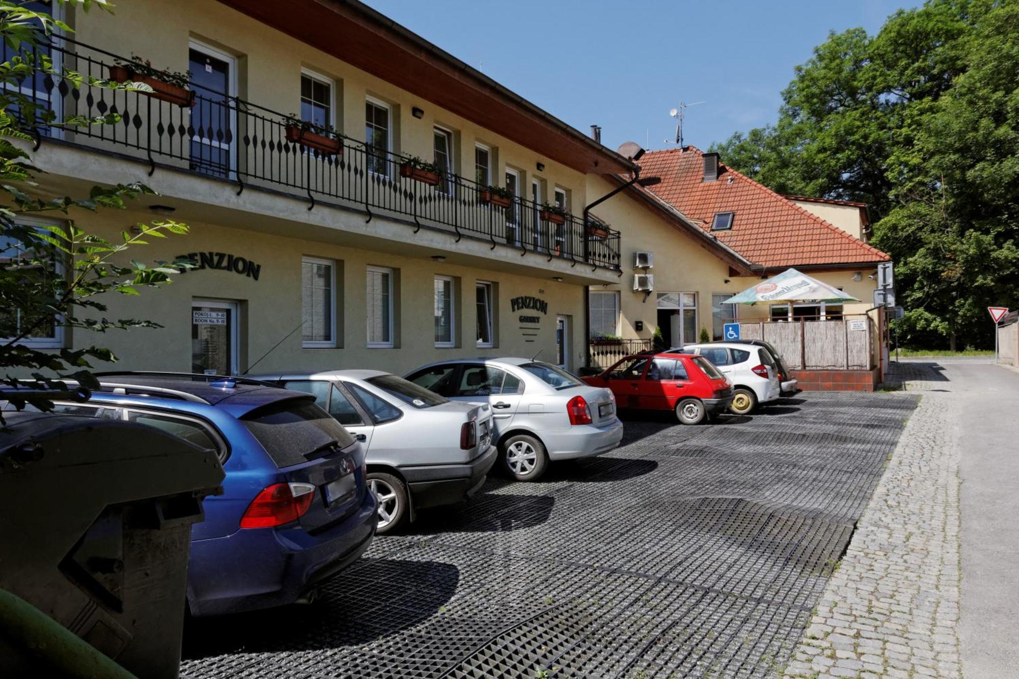 Restaurace A Penzion Garnet Olomouc Exterior foto