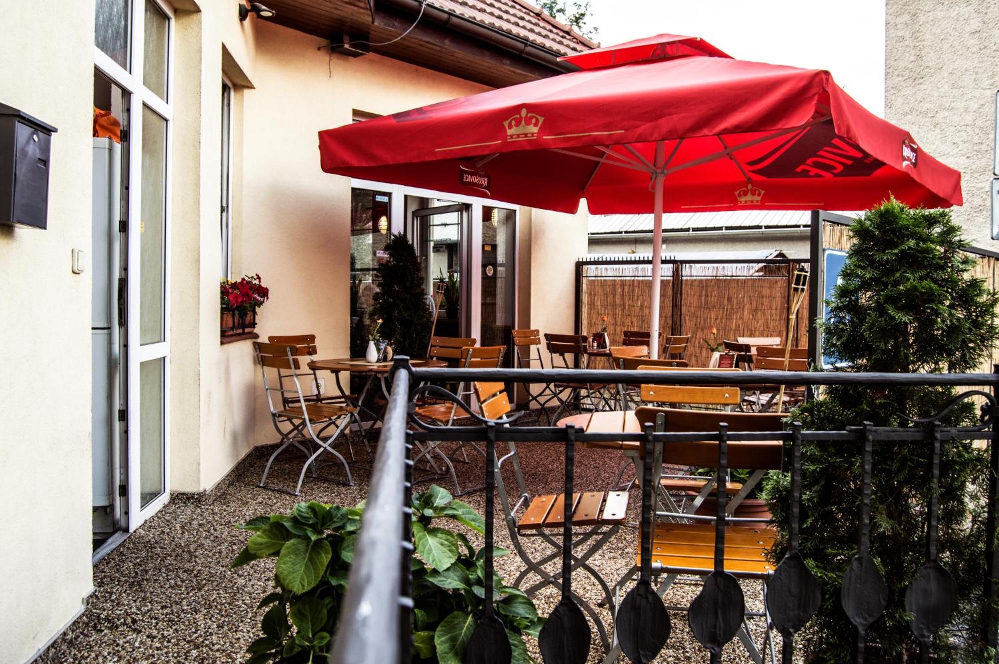 Restaurace A Penzion Garnet Olomouc Exterior foto