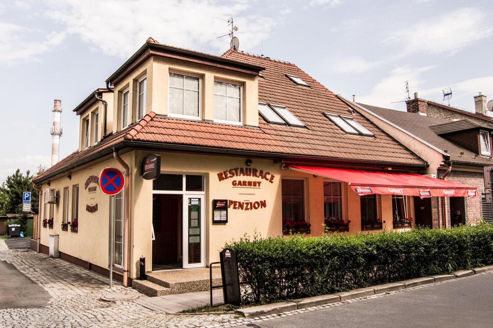 Restaurace A Penzion Garnet Olomouc Exterior foto